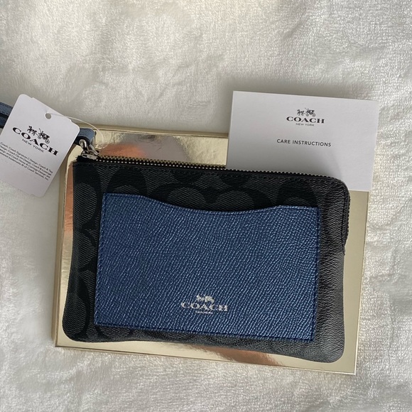 Coach Accesories/  Small Wristlet with Side Pocket 4”x6” - Picture 7 of 14